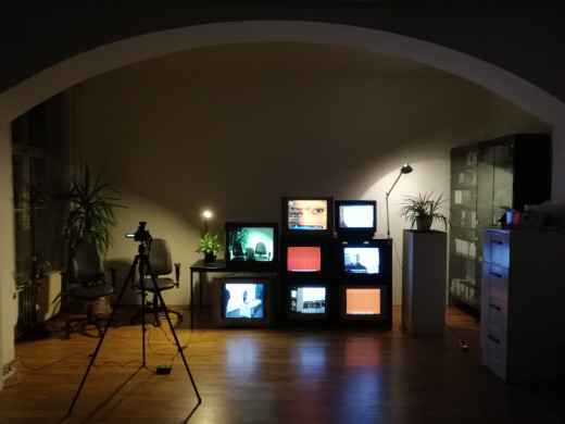 Rdeče niti #TV Dražba, audiovizualna instalacija, 2019, SCCA - Ljubljana