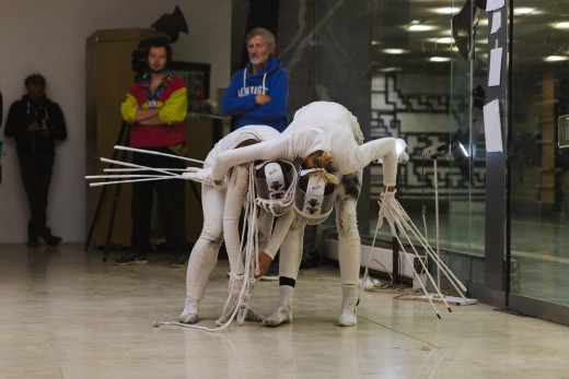 Liza Šimenc & Tatiana Kocmur, Živi fosil, 2022, performans, C2, (foto: Nina Pernat).