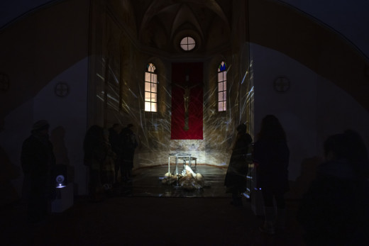 Tatiana Kocmu, The Following Body, 2022, živa podoba, Špitalska kapela, Celje, (foto: Tomaž Črnej).