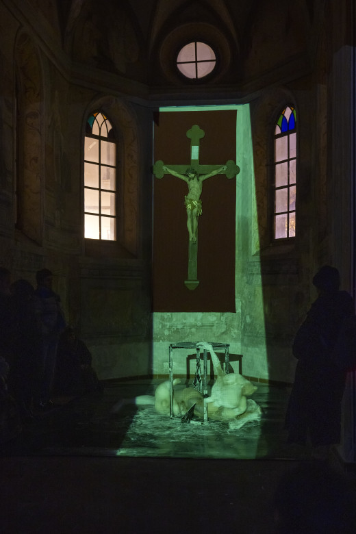 Tatiana Kocmu, The Following Body, 2022, živa podoba, Špitalska kapela, Celje, (foto: Tomaž Črnej).