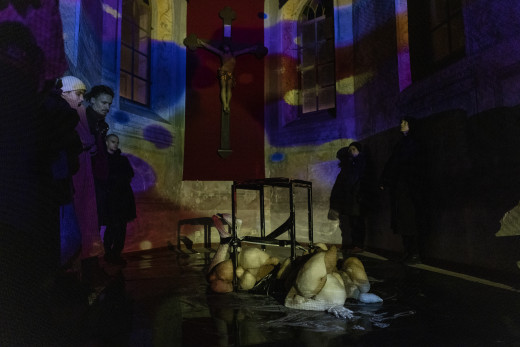 Tatiana Kocmu, The Following Body, 2022, živa podoba, Špitalska kapela, Celje, (foto: Matija Lukić).