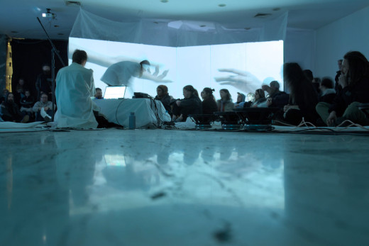 chrysalis, 2026, T. Kocmur in E, Mulej Vrabič, performativna postavitev, Cirkulacija 2, (foto: Gregor Podržaj)