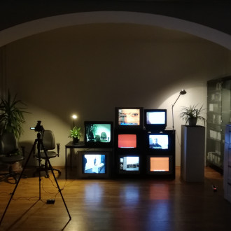 Rdeče niti #TV Dražba, audiovizualna instalacija, 2019, SCCA - Ljubljana